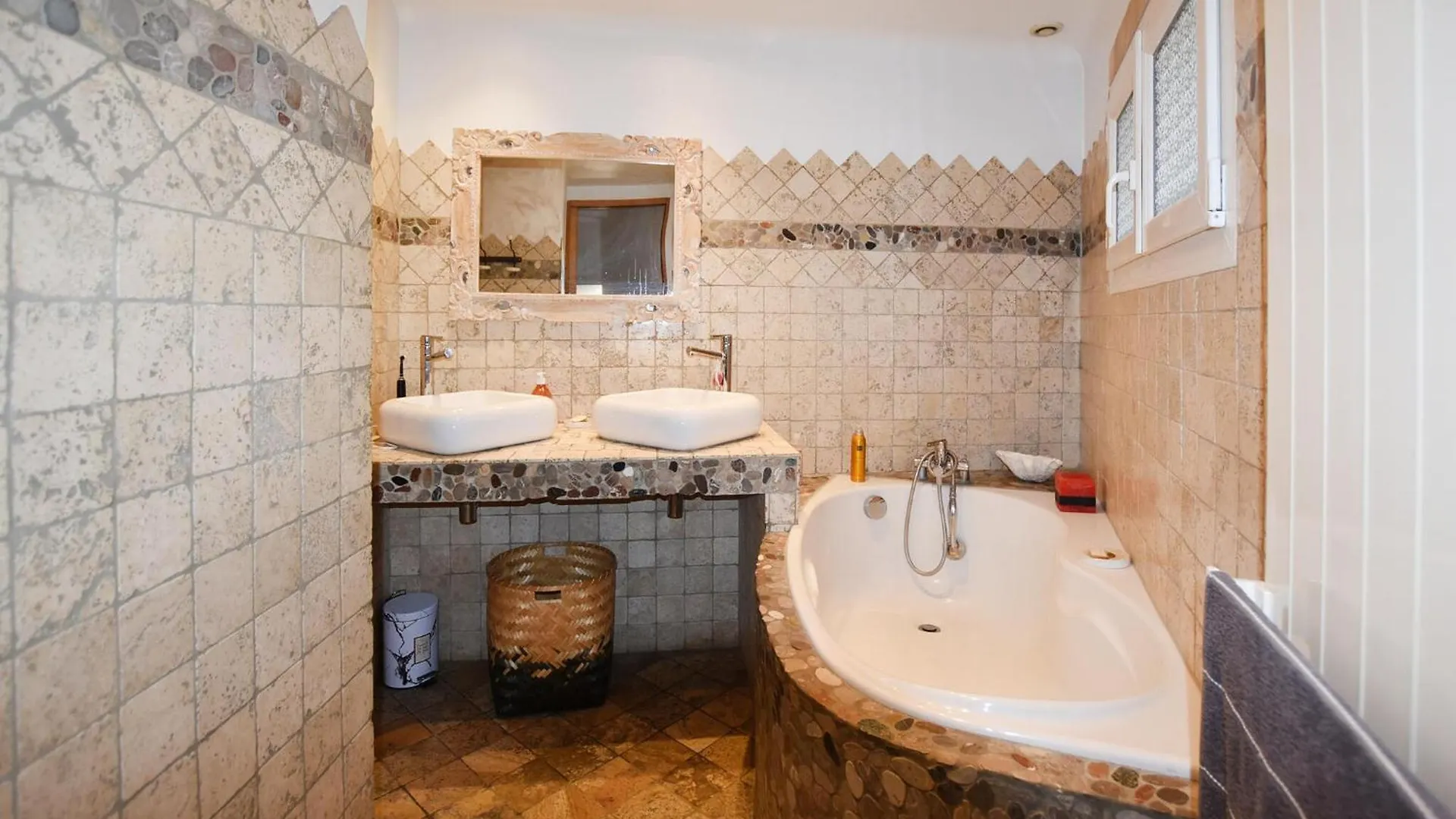 2 Bedroom Lovely Home In Vedene Holiday home
