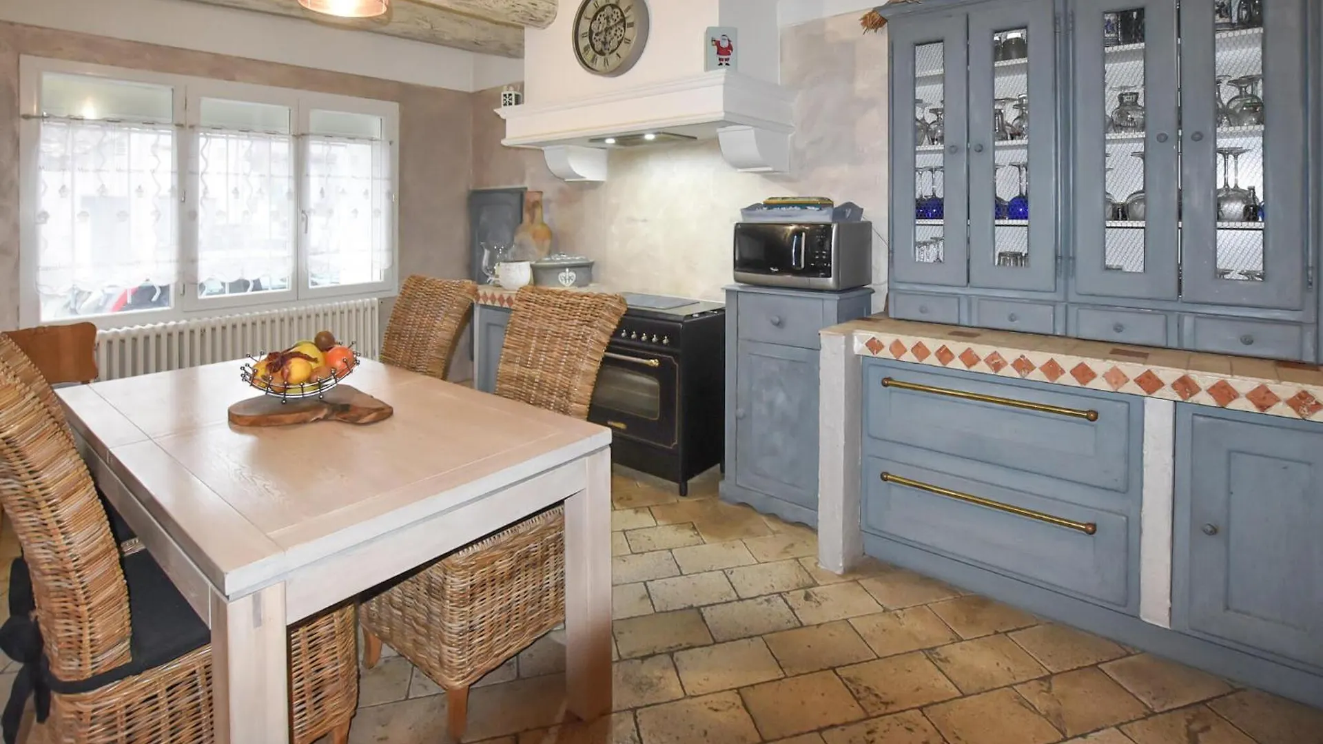 2 Bedroom Lovely Home In Vedene France