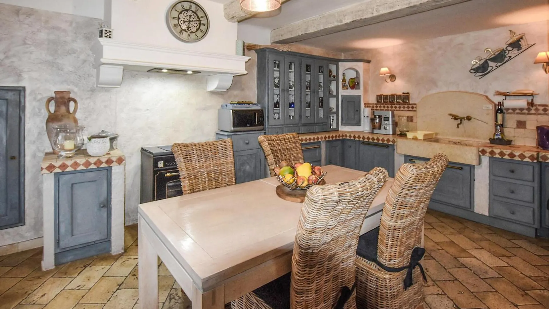 2 Bedroom Lovely Home In Vedene Holiday home